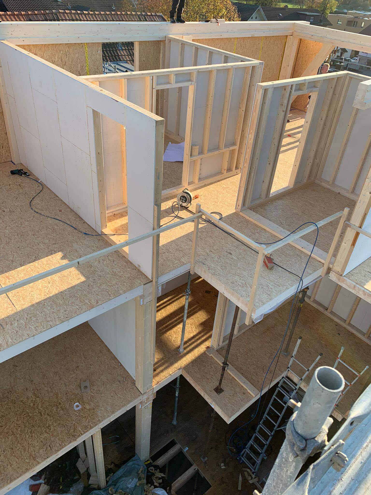 Holzelementbau während der Montage