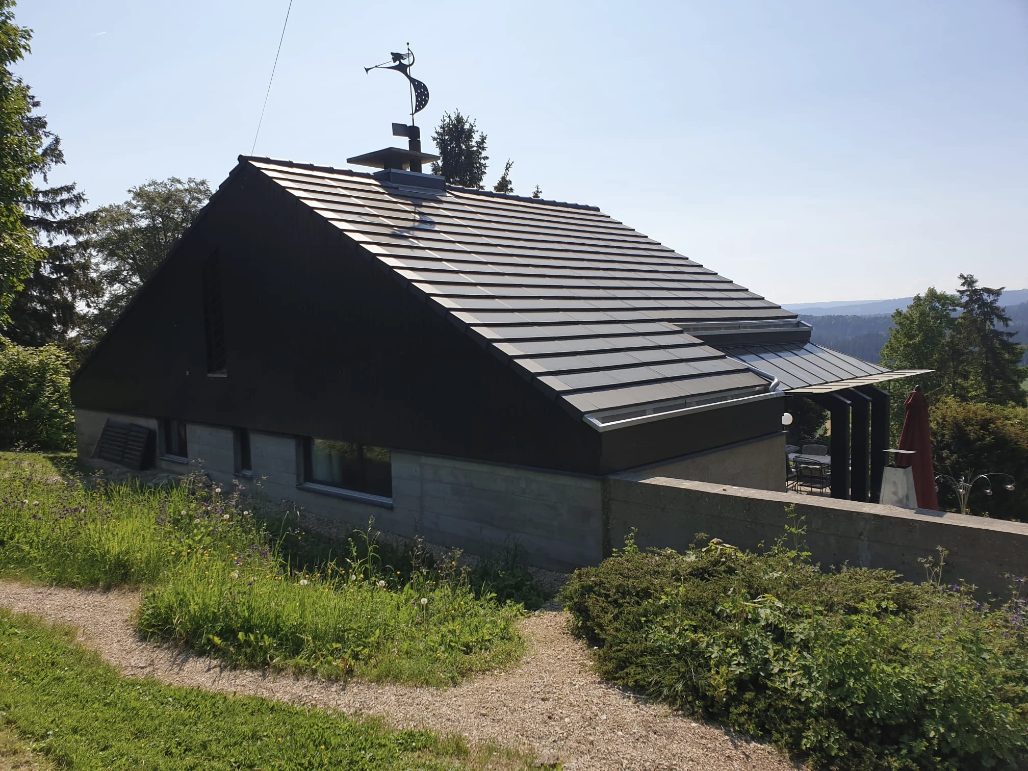 In das Dach integrierte Photovoltaikanlage